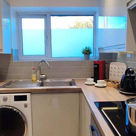 Comfortable 1 Bed Flat With Air Con Borehamwood Extérieur photo